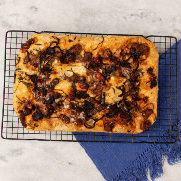 Focaccia Linguiça, Cebola Roxa e Azeitona Preta (1kg)
